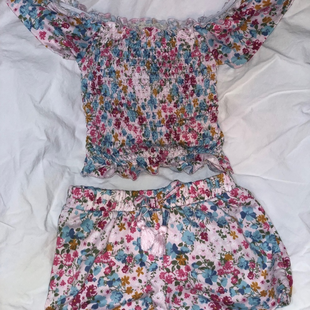 Btween toddler shorts set. Size 2T. Pink blue and gold flowers with green leaves